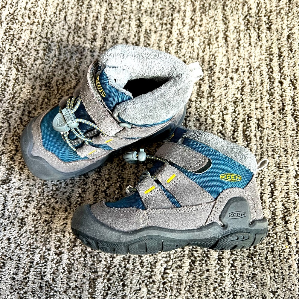 KEEN Toddlers' Knotch Chukka Boot - size 8. Like new!